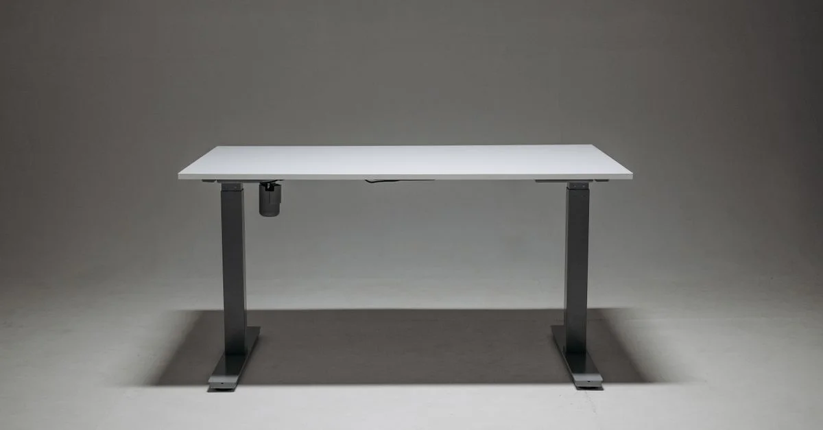 Bureau debout élégant avec réglage en hauteur, doté d'un moteur unique pour des solutions de bureau ergonomiques.